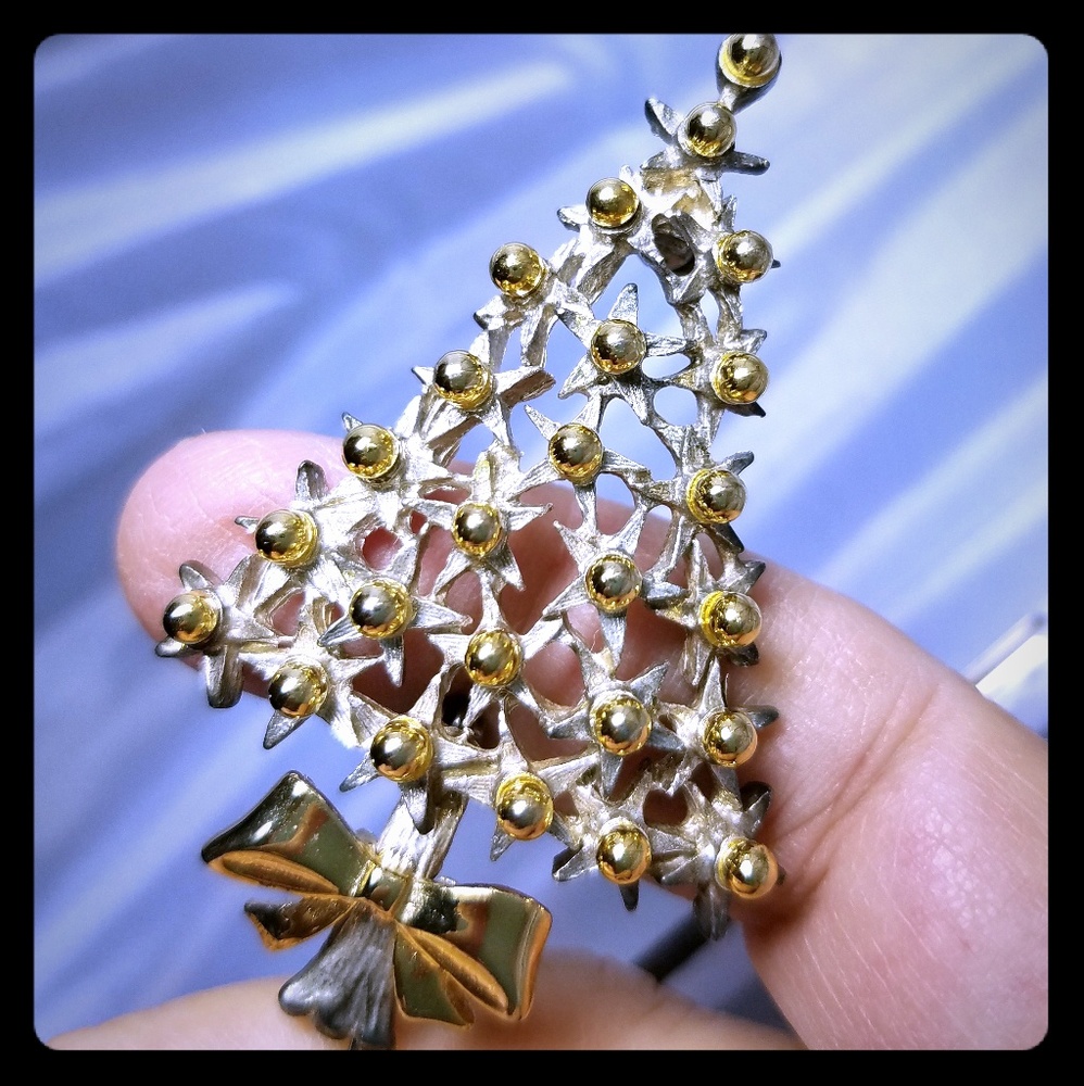 🎁🎄 Precious, Vintage Christmas tree brooch